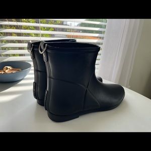 Alice + Whittles 7.5 Minimalist Black Rain Boot